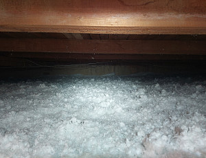 Zateplení řadového domku s pultovou střechou pomocí foukané izolace